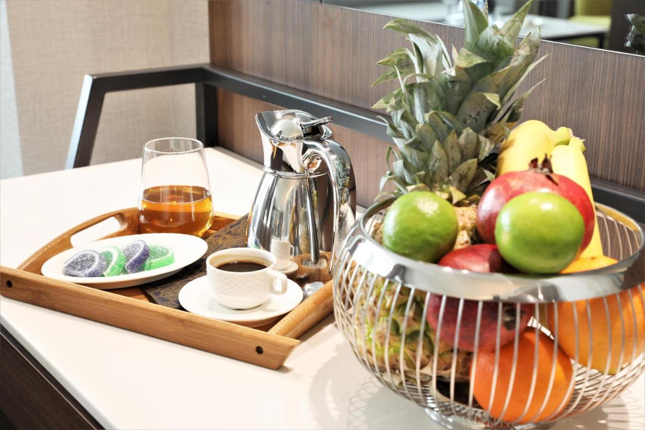Limak Skopje Luxury Hotel Екстериор снимка Fruit basket