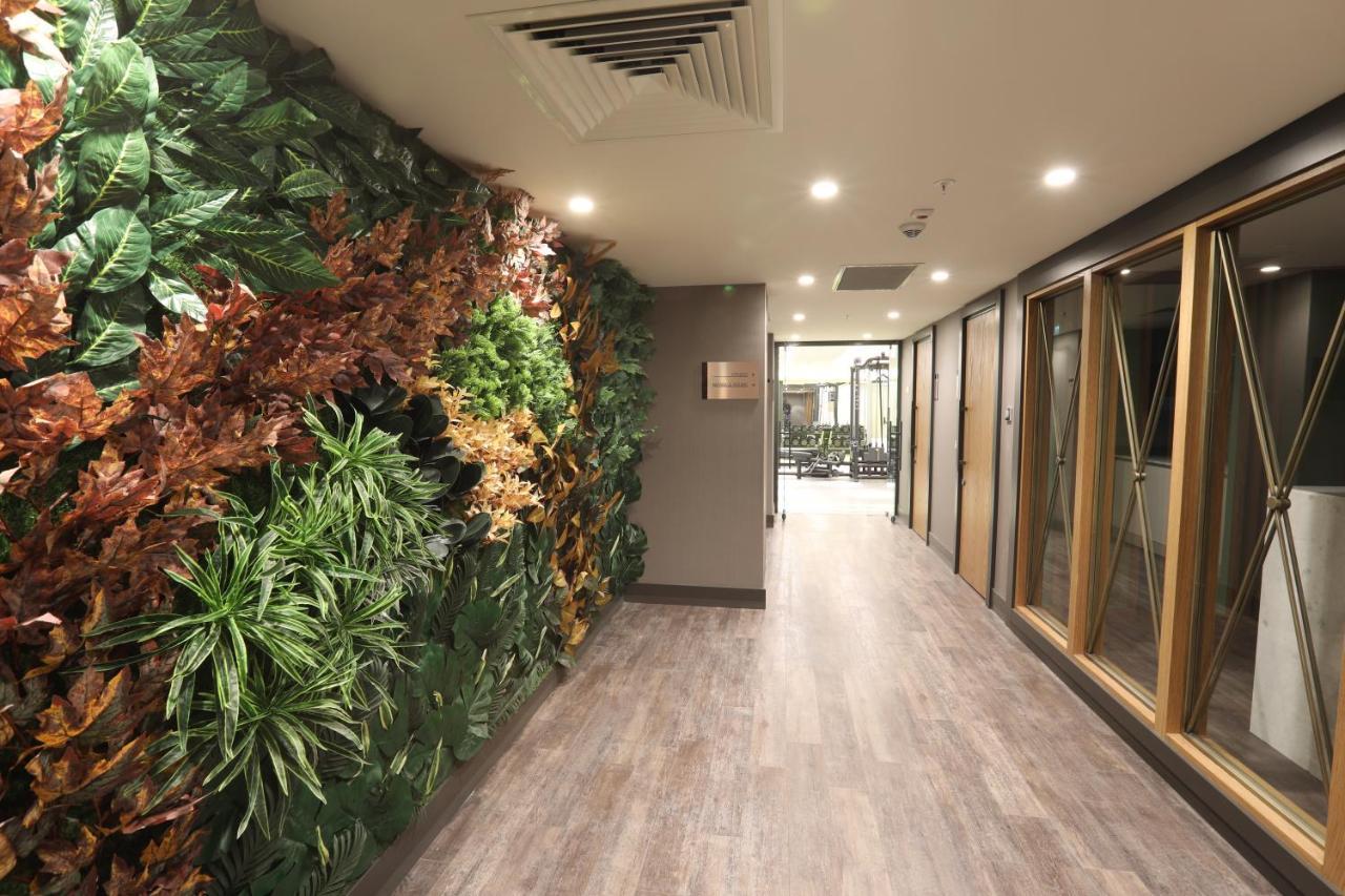 Limak Skopje Luxury Hotel Екстериор снимка Living wall in a hotel