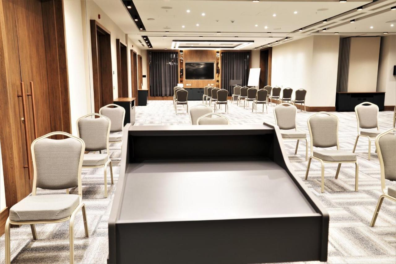 Limak Skopje Luxury Hotel Екстериор снимка A stage in a meeting room