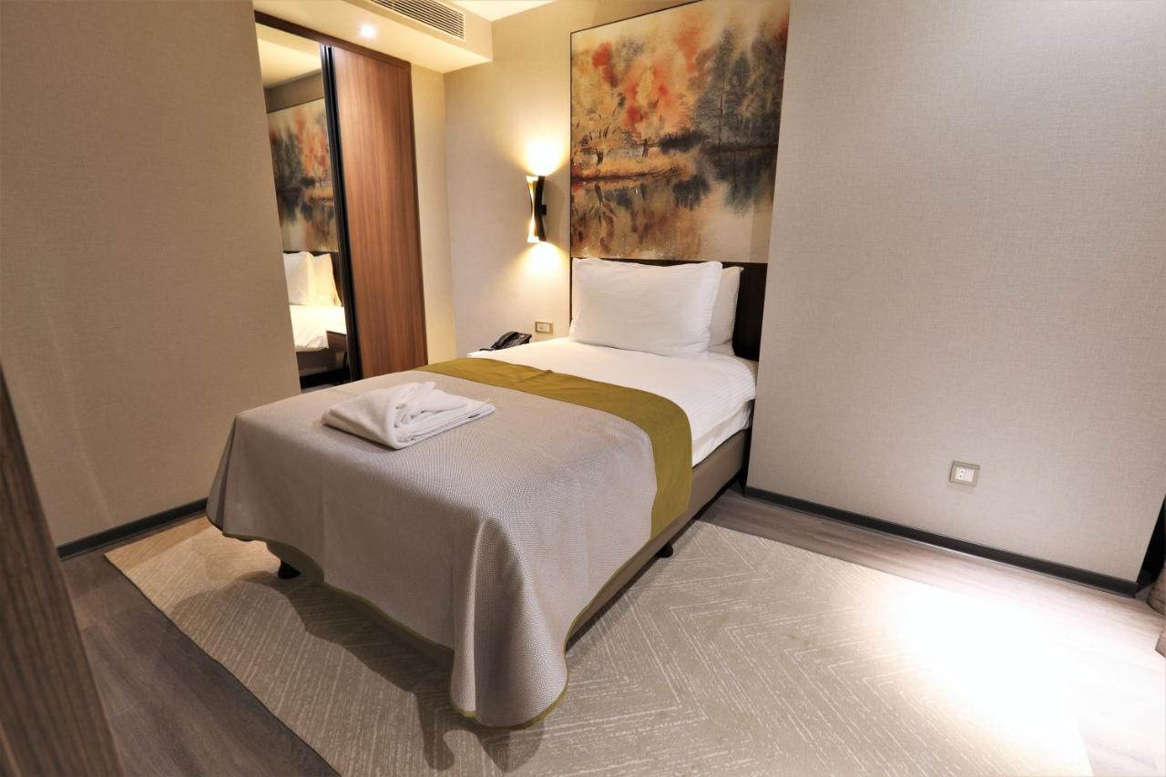 Limak Skopje Luxury Hotel Екстериор снимка A bedroom in a hotel